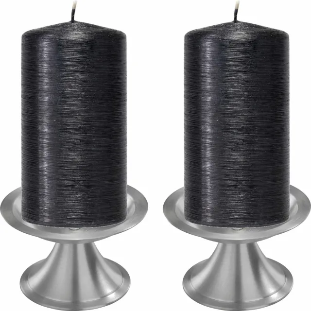 Enlightening Candles Set van 2x zwarte cilinderkaarsen/stompkaarsen 7 x 13 cm met 2x zilveren metalen kaarsenhouders