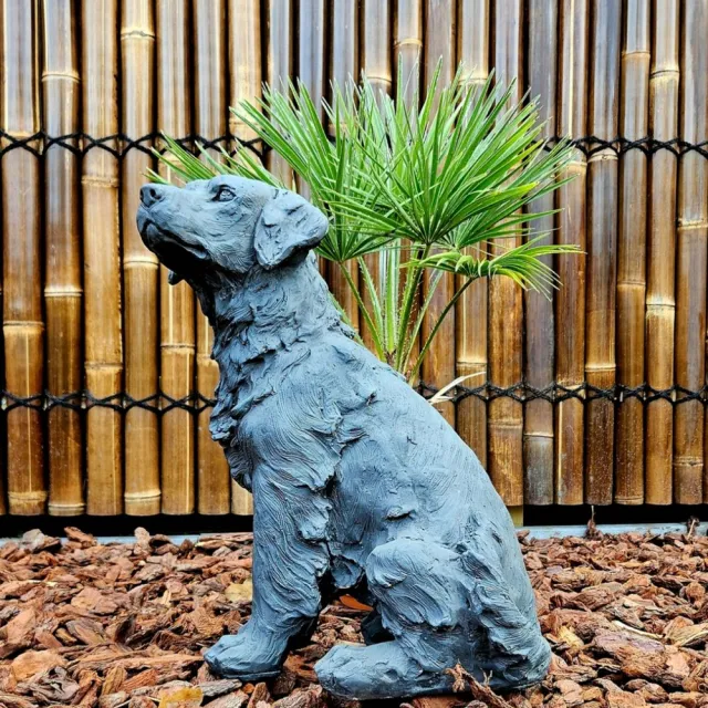 Inspiring Minds Tuinbeeld Hond voor Buiten - Dierenbeeld – Donker Decoratie Beeld voor Binnen en Buiten – Herdenking Hond - 46cm Hoog Grijs