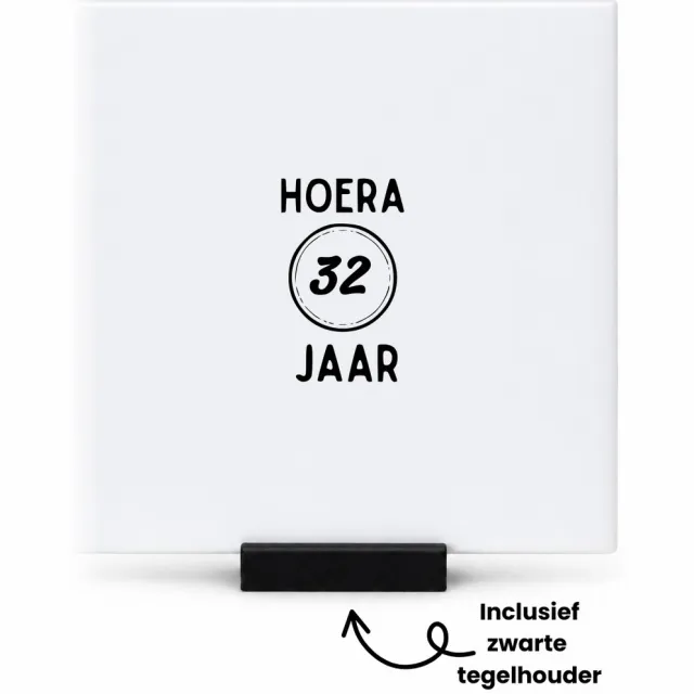 Hacebo Hoera 32 jaar tegeltje met tegelhouder - Verjaardag - Jarige job - tegeltjes met tekst - Leuk kado voor iemand die bijna jarig is - spreuktegels - 10.8x10.8 CM Wit