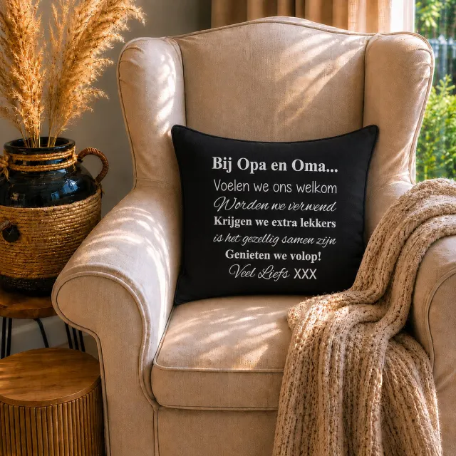 Maison Marcella Sierkussen Kussen met tekst bedrukt cadeau | Regels voor Bij Opa en Oma Thuis | zwart met opdruk wit met vulling | 50x50 cm | vaderdag verjaardag opa man feestdagen sinterklaas kerstmis hoera jullie worden grootouders zwangerschapsaankondiging