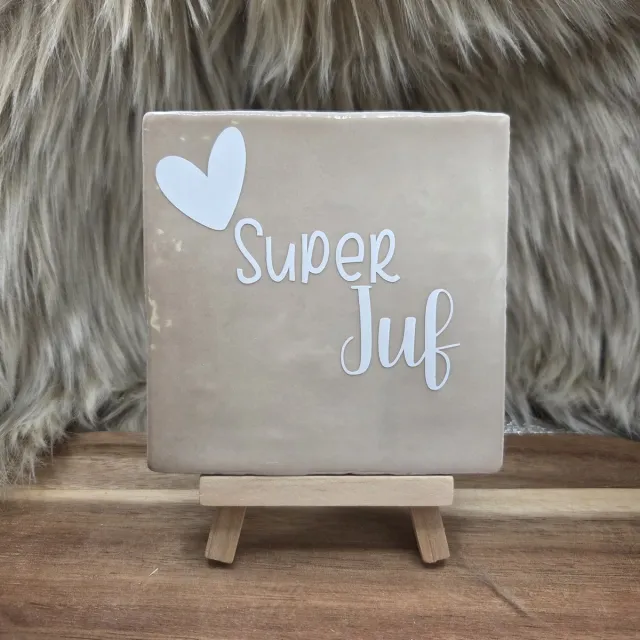 CreaCraft Robuust Wenstegeltje – Super Juf – Cadeau einde schooljaar, Juffendag, afscheid of zomaar – Trendy nu – Wanddecoratie – Sfeervol en Persoonlijk – Zomaar - Incl standaard - Ingepakt cadeauverpakking Beige/Wit