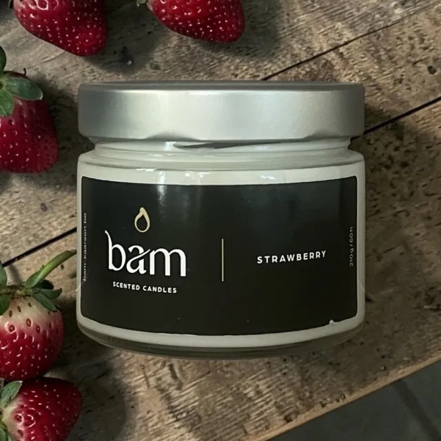 Bam Strawberry Geurkaars – Aardbei – Basic Collection Medium – 50 Branduren – 210 g – Zonnebloemwas – Vegan