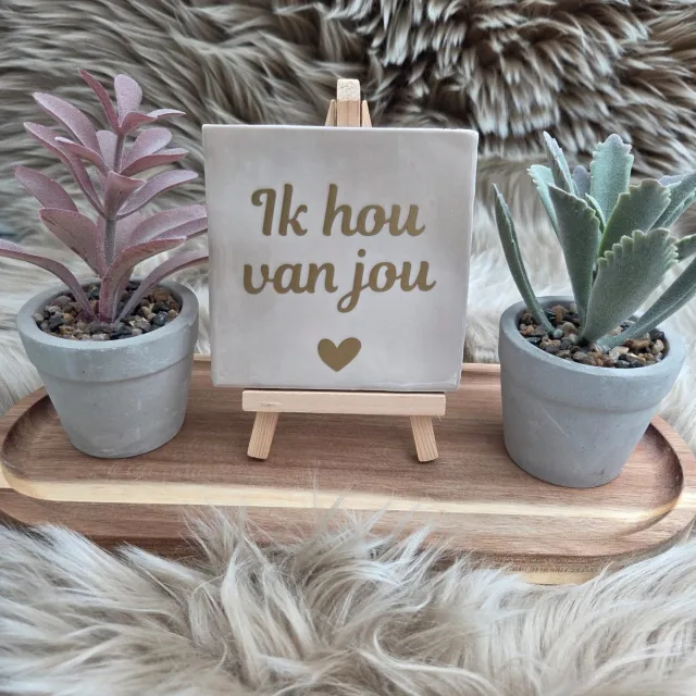 CreaCraft Robuust Wenstegeltje "Ik Hou van jou" – Hip trendy tegeltje – 10x10 cm – Cadeau voor Partner, Valentijn of Jubileum – Stijlvol en Persoonlijk Woonaccessoire - Zomaar - Deco – Trendy nu – Decoratief Tegeltje met Standaard – Cadeau Idee Beige/goud