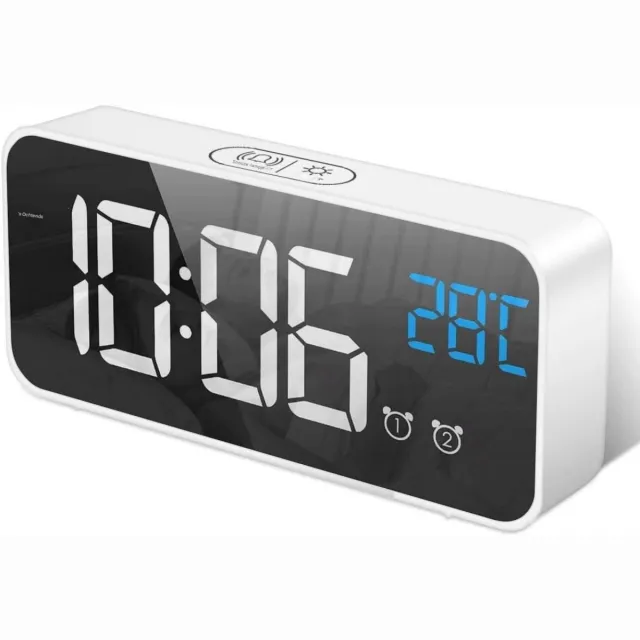 GelldG Digitale wekker - Met groot LED-temperatuurdisplay - Draagbare wekker voor montage aan de voorzijde - Dubbele wekker - Snooze-timer - Instelbare helderheid in 4 standen - Wit