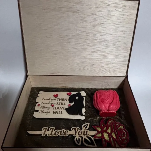 MHOLY Valentijn Cadeau Box – Luxe Houten Geschenkdoos met Geurkaars, Roos & Liefdesbordje Rood