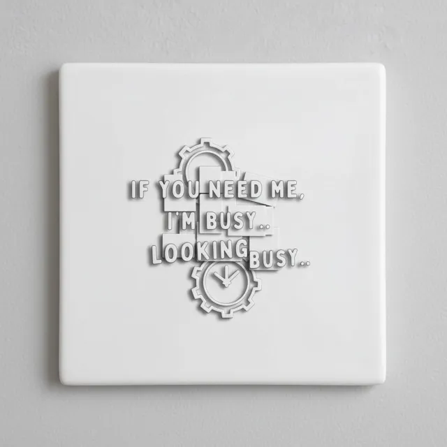 Nevolis Grappige Kantoor Quote Decoratieve Keramische Tegel 15x15 cm – “If you need me, I’m busy looking busy” Wanddecoratie Multi Color