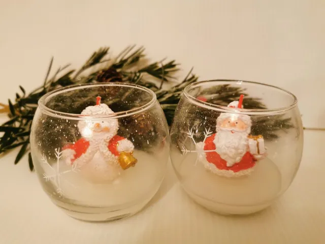Out of the Blue Set van 2 waxinelichtjes/theelichtjes de kerstman en een sneeuwman in een rond versierd glas wit