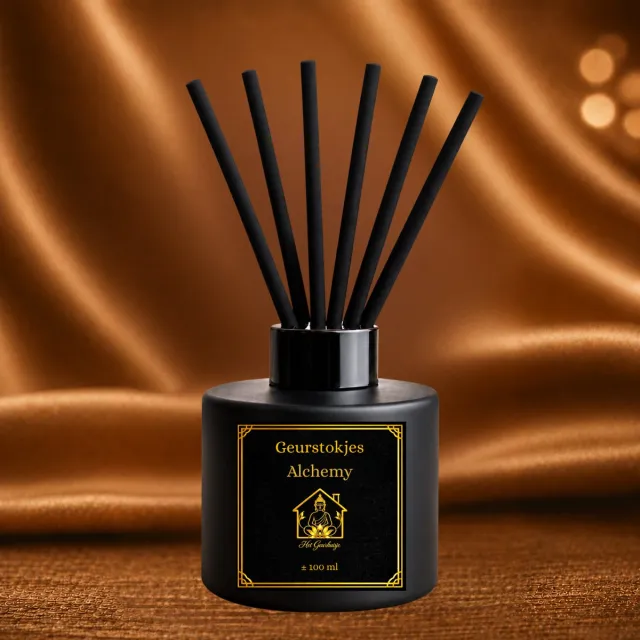 Het Geurhuisje Luxe Geurstokjes Alchemy – ± 100 ml – Mat Zwart Glazen Flesje – Zwarte Dop – Inclusief 6 Zwarte Geurstokjes – Huisparfum - Dierproefvrij