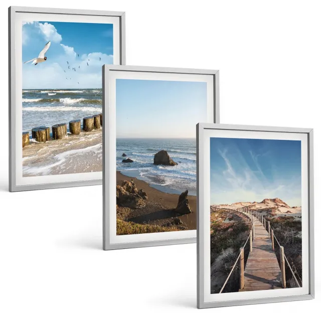 Coloray 3-Delige Schilderij Set - Uitzicht Op Het Strand Met Golven, De Lucht En Een Wandelpier. - 40 x 60 cm - Wanddecoratie - Moderne Interieurdecoratie - Moderne Wanddecoratie Zilveren lijst