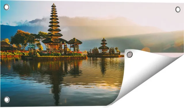 Gards Tuinposter Pura Tempel in Bali op het Meer Beratan - 60x30 cm - Tuindoek - Tuindecoratie - Wanddecoratie buiten - Tuinschilderij Multikleur