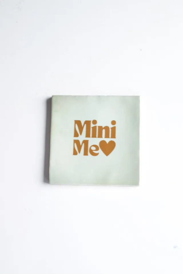 De BitterBoel Tekst tegel - MINI ME - Cadeau - BitterBoel - Goud - Groen - Keramiek goud- mint groen