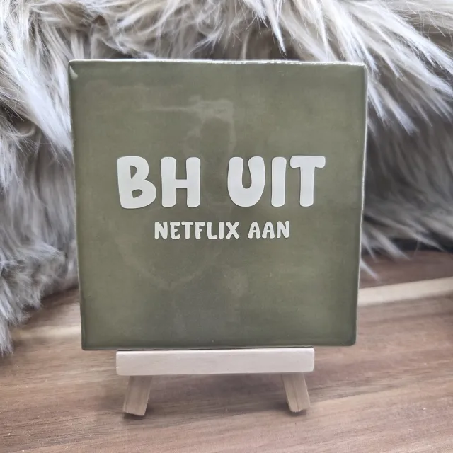 CreaCraft Robuust tegeltje: BH uit netflix aan - Grappige tegeltje met tekst - Cadeau voor vriendin, familie, collega of zomaar - Brievenbuscadeau - Wenstegel - CreaCraft Olijfgroen/Beige