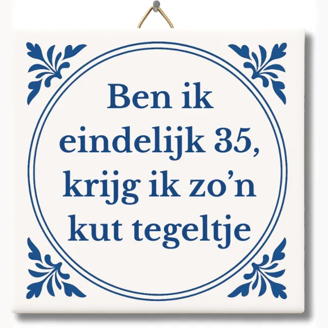 Niet mokken Tegeltje met Tekst - Premium Verpakt - Ben ik eindelijk 35, krijg ik zo'n kut tegeltje – Cadeau 35 jaar verjaardag – Grappig Tegeltje van NietMokken.nl met ophanghaakje – Inclusief premium verpakking, gratis viltje en ansichtkaart – Glossy
