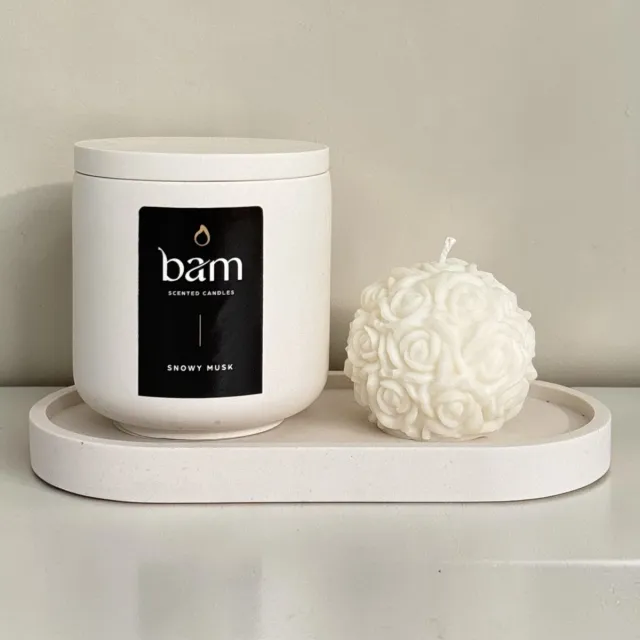 Bam Kaarsen Snowy Musk Geschenkset – Geurkaars 140 g met Houten Lont – Handgemaakte Rozenkaars en Wit Ovaal Schaaltje