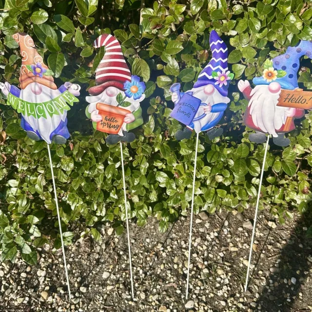 Impuls Metalen deco tuinstekers "Kabouters Hello & Welcome" - Set van 4 stuks - meerkleurig - hoogte 60 x 15 x 1 cm - Tuinaccessoires - Tuindecoratie – Tuinstekers Meerkleurig - kabouters hello & welcome
