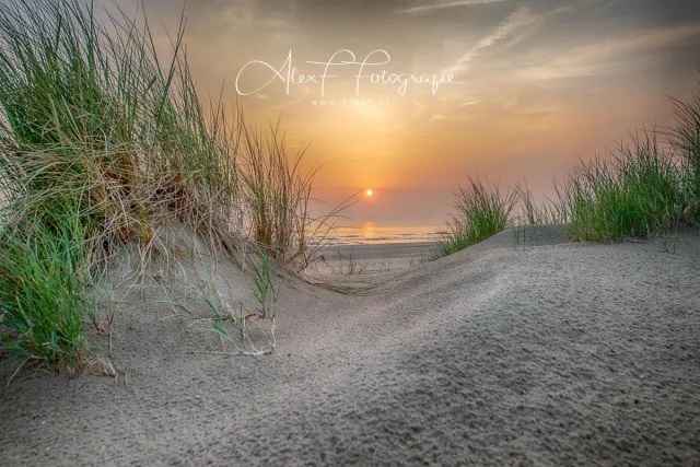 Alex F Fotografie Schilderij | Foto op Canvas, Schitterende oranje zonsondergang vanuit het duin (120x80cm) meerdere kleuren