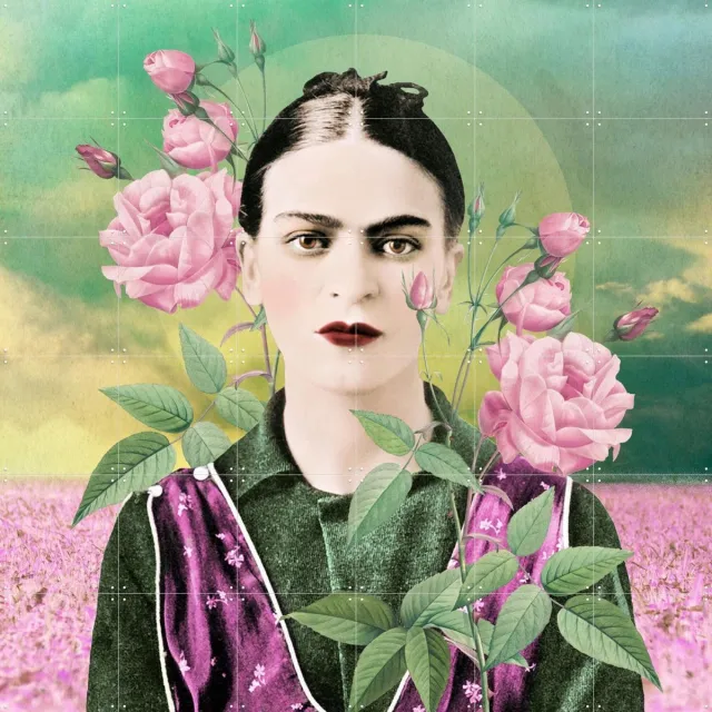 IXXI Frida in Fields of Roses, Marja van den Hurk - 120 x 120 cm - Grote wanddecoratie en posters - Digitale Kunst, Gemengde Technieken, Collage Roze / Groen