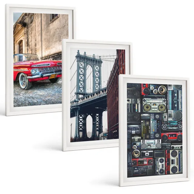 Coloray 3-Delige Schilderij Set - Oude Auto Op Straat Bij De Brooklyn Bridge En Retro Audioapparatuur - 40 x 60 - Wanddecoratie - Muurdecoratie - Moderne Interieurdecoratie - Stijlvolle Muurdecoratie Witte lijst