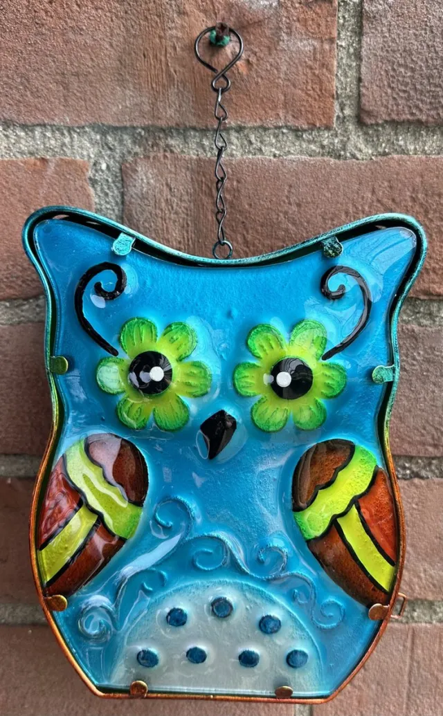 Impuls Metalen (tuin) decoratie theelicht houder met glazen uil - blauw + meerkleurig - excl. theelicht - hoogte incl. ketting 30 x 17 x 8 cm - Woonaccessoires - Tuinaccesoires Blauw + meerkleurig - uil