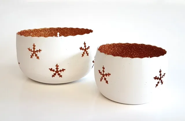 dekoratief Set van 2 theelichthouders / waxinelichtjeshouders / Windlicht met sneeuwvlokken - Wit / goud - 10 x 10 x 16 cm hoog (grootste waxinelichthouder). Goud,wit