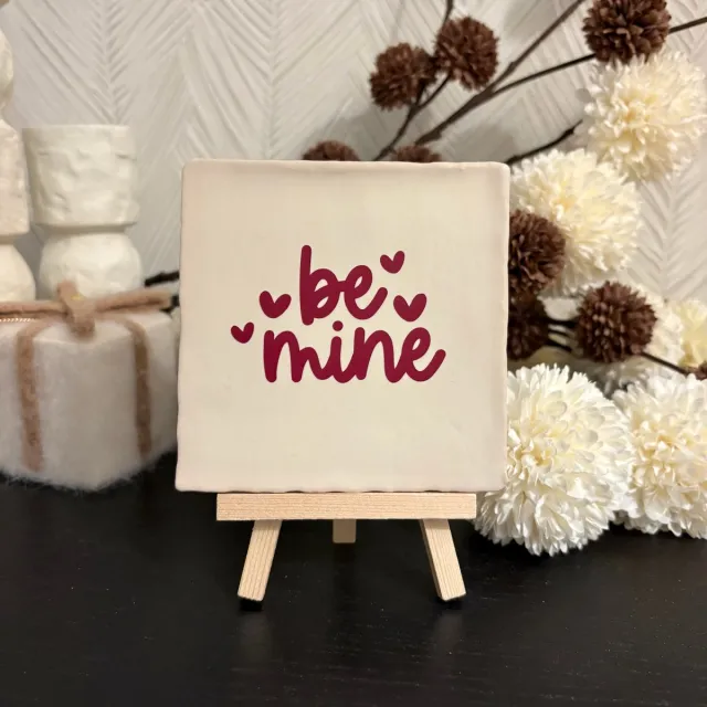 Hartjespost Tegeltje Be mine, mat wit, bordeaux | tegeltjes met tekst | spreuktegel | tegeltjeswijsheden | Cadeau | Valentijn | Liefde | Love | Valentijnscadeau | Cadeau voor hem of voor haar | 14 Februari | V-Day | Valentine | Romantisch | 10x10