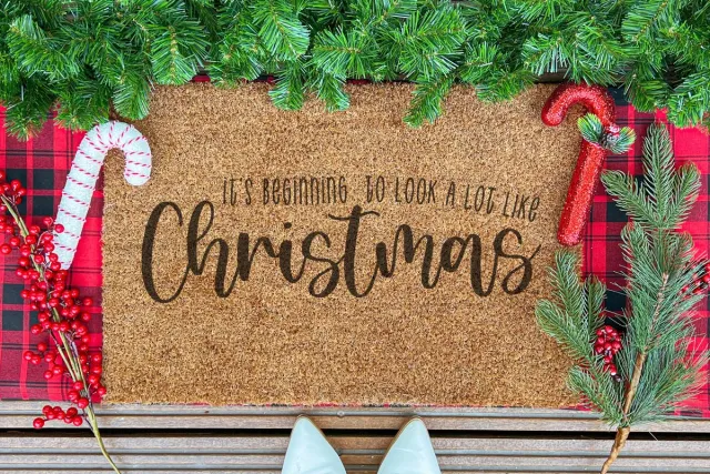 Laser Point It's Beginning To Look A Lot Like Christmas | 60x40 cm | Nieuwe huis cadeau | Ingangsmat | Deurmat met stijl | Verhuizing cadeau | Praktisch & trendy | Perfect voor binnenkomst | Cadeau voor nieuwe woning Bruin | Zwart (Gravering 60x40)
