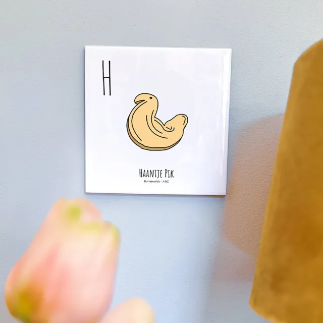 PosterPlaats Haantje Pik - ABC tegeltje Barneveld - Keramiek met Handgetekende Illustratie - Tegeltje met tekst - Wanddecoratie - Woondecoratie - Relatiegeschenk - Souvenir - 10,8 x 10,8 cm Blauw