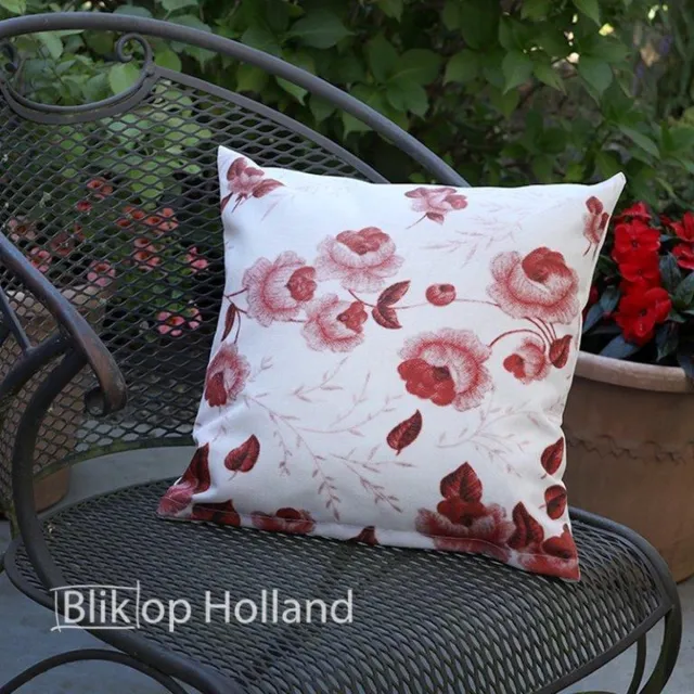 Hugs buitenkussen | bloemenkussen | rood | uniek tuinkussen | outdoor | terras aankleding | waterafstotend