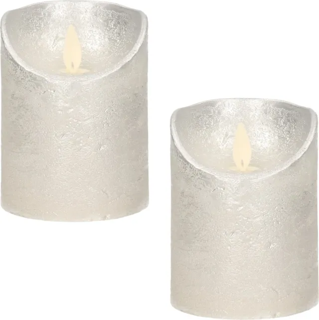 Anna's Collection 2x Zilveren LED kaarsen / stompkaarsen 10 cm - Luxe kaarsen op batterijen met bewegende vlam