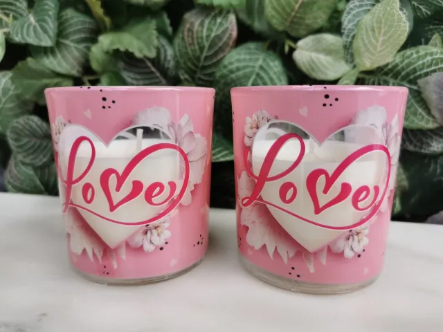 Bispol Set van 2 geurkaarsen LOVE in mooie theelichthoudertjes bedrukt met bloemen , heerlijke bloemengeur roze