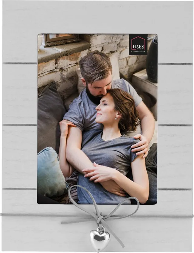 HAES deco Houten Fotolijst Cergi verticaal wit met metalen hartje voor foto 10x15 - XD546VHS