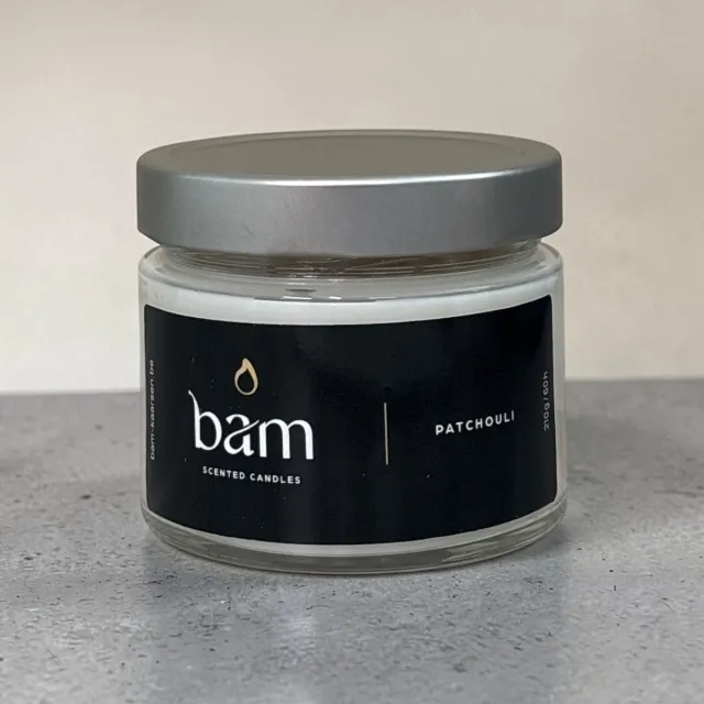 Bam Patchouli Geurkaars – Basic Collection Medium – Houten Wiek – 50 Branduren – Vegan Geurkaars van Zonnebloemwas – Handgemaakt in België transparant