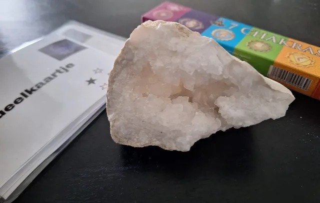 Healing Magic 777 New beginnings box - Box met edelstenen die helpen loslaten en je hart open te zetten voor een nieuw begin - doos met edelstenen, affirmaties, ritueel. Box met bergkristal geode, Candle kwarts en Angeliet. licht en blauw