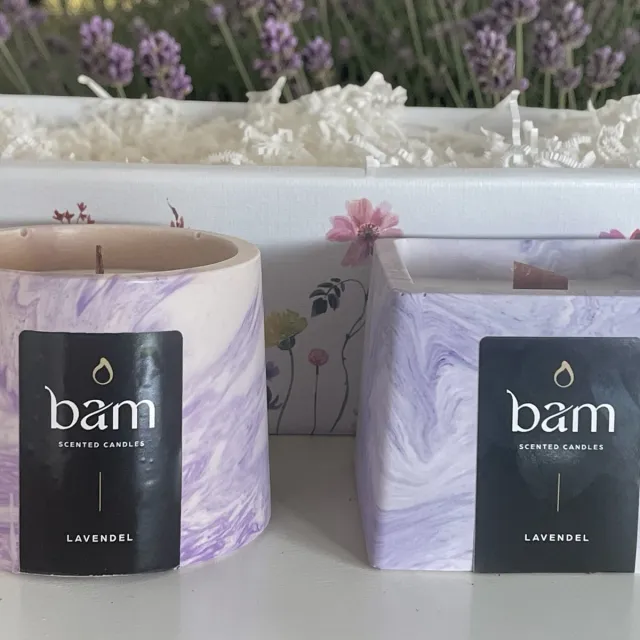 Bam Geschenkmand met 2 Lavendel Geurkaarsen van Zonnebloemwas – Luxe Cadeauset – 30 Branduren – Handgemaakt - houten wiek paars gemarmerd
