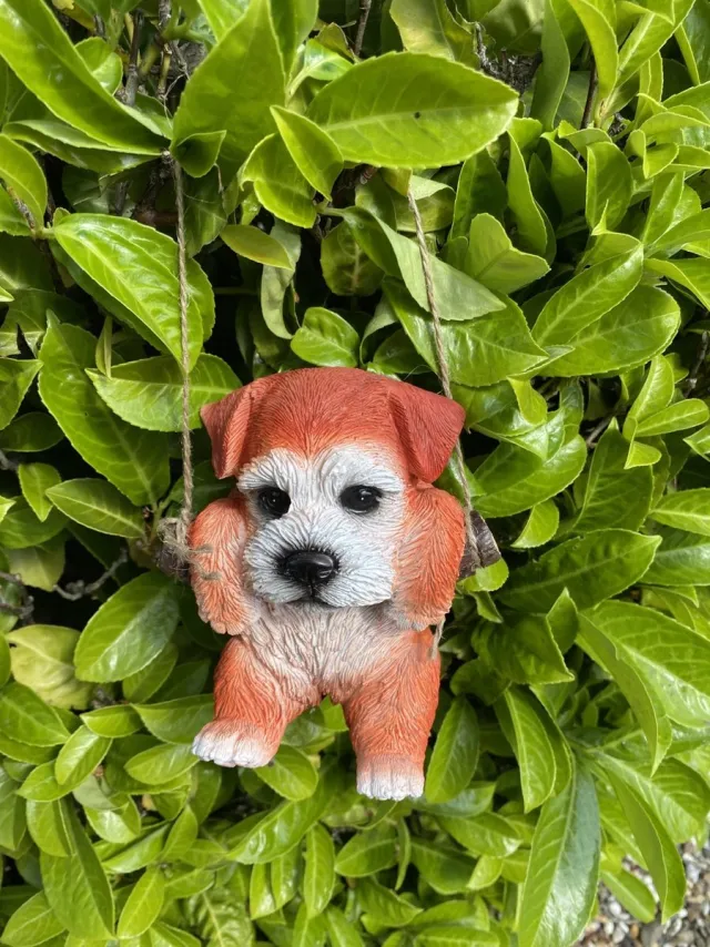 Impuls Polyresin hangend (tuin) dier "hond" - rood - hoogte 15x10x8 cm - ophangtouw - Voor binnen of buiten - Tuinaccessoires - Woonaccessoires Rood - hond