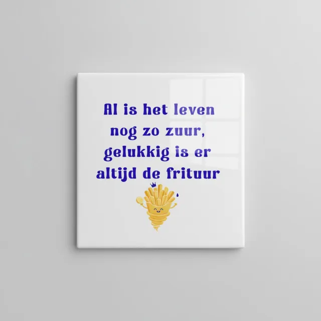 Nevolis Grappige Nederlandse Quote Keramische Tegel 15x15 cm – “Al is het leven nog zo zuur, gelukkig is er altijd de frituur” | Humoristische Keuken & Woondecoratie Cadeau Multi Color