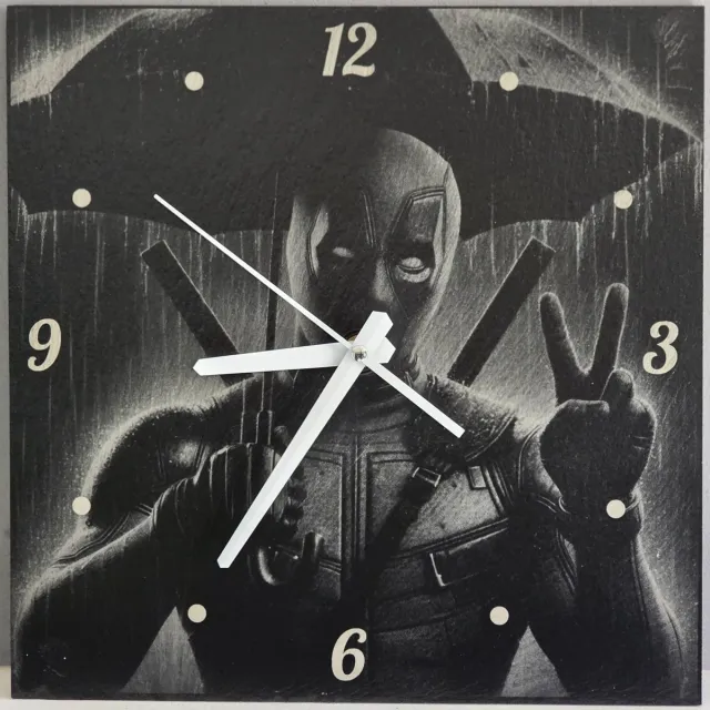 Brevon Wandklok Leisteen - Deadpool (Paraplu) - Laser gegraveerd
