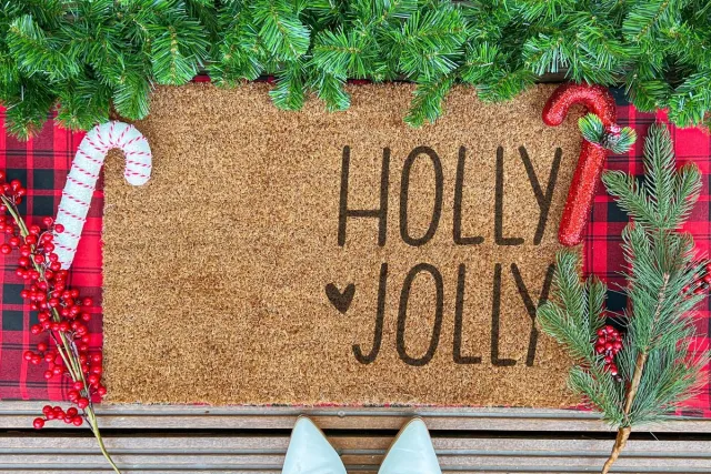 Laser Point Holly Jolly Funny | 60x40 cm | Nieuwe huis cadeau | Ingangsmat | Deurmat met stijl | Verhuizing cadeau | Praktisch & trendy | Perfect voor binnenkomst | Cadeau voor nieuwe woning bruin | zwart (gravering 60x40)