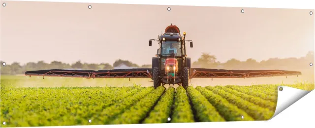 Gards Tuinposter Rode Tractor op het Veld aan het Sproeien - 180x60 cm - Tuindoek - Tuindecoratie - Wanddecoratie buiten - Tuinschilderij Multikleur