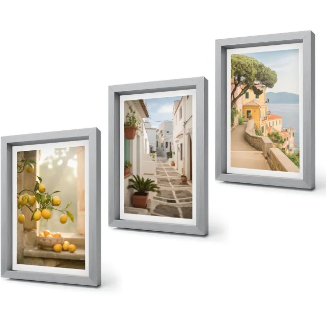 Coloray 4-Delige Schilderij Set - Uitzicht op citrusbomen vanuit het raam en architectuur aan zee. - 20 x 30 cm - Decoratieve Muurdecoratie - Slaapkamer Zilveren lijst
