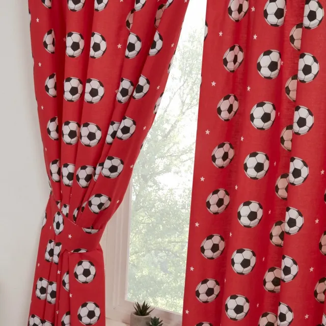 Catherine Lansfield Kant en klaar Voetbal Gordijn 2x170cmbreedx183cmlang Niet verduisterd rood