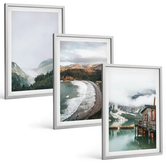 TULUP 4-Delige Schilderij Set - Uitzicht op de bergen en het strand met wolken en water. - 40 x 60 cm - Moderne Wanddecoratie - Woonkamer - Stijlvolle Muurdecoratie Zilveren lijst