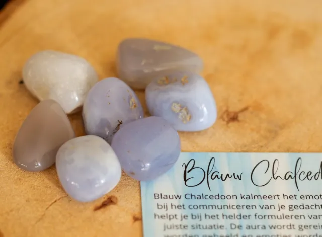 GemsByShy Blauw Chalcedoon gepolijste steen - Twee stuks - Perfect cadeau voor mannen en vrouwen - Inclusief uitleg - Spiritueel - Kalmerend - Innerlijke wonden - Ontspanning - Jeugdtrauma's - 100% NATUURLIJK