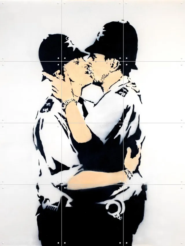 IXXI Kissing Cops, Banksy - 60 x 80 cm - Grote wanddecoratie en posters - Pop art, Speels, Illustraties, Street art, Mancave, Woonkamer, Mensen Zwart / Monochroom / Zwart en wit