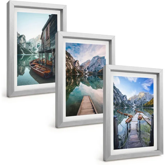 TULUP 4-Delige Schilderij Set - Een rustig meer in de bergen met houten bootjes. - 20 x 30 cm - Stijlvolle Muurdecoratie - Kantoor - Wanddecoratie Zilveren lijst