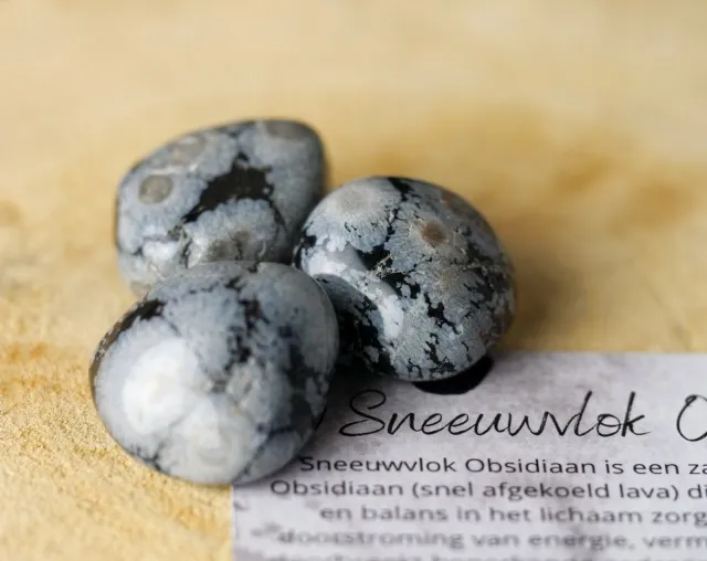 GemsByShy Sneeuwvlok Obsidiaan gepolijste steen - edelstenen - Perfect cadeau voor mannen en vrouwen - Inclusief uitleg - Spiritueel - Snowflake Obsydian - Bescherming - Angst - Aarden - Zelfontplooiing - Trauma's - 100% NATUURLIJK