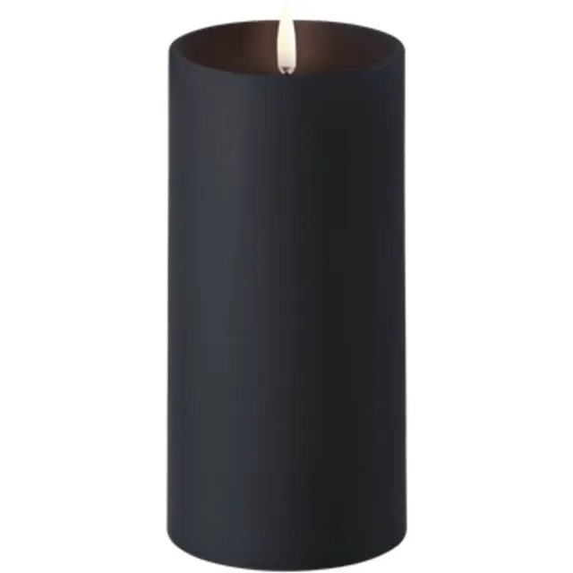 Uyuni Piffany Copenhagen Lighting Uyuni Lighting Stompkaars glad LED Ø7,8x 15 cm schouder editie -Pain Black - op battarijen / Shoulder Pillar Candle W 7,8 x H 15,2cm zwart
