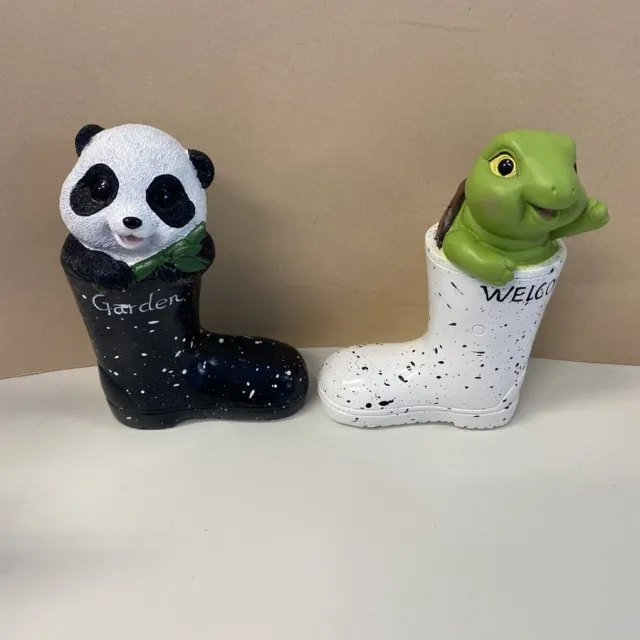 Impuls Polyresin dier in laars - set van 2 stuks - panda+schildpad - Zwart+wit - Hoogte 15 x 10.5 x 7.5 cm - Woonaccessoires Zwart+Wit - Panda&Schildpad