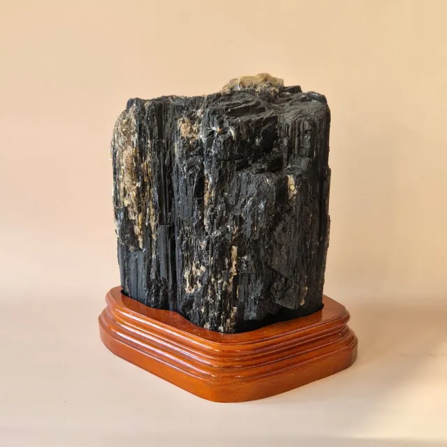 Moonlight Gemstones XXL Zwarte Toermalijn Ruw op Luxe Houten Standaard – Meer dan 5 kg | Beschermend Displaystuk Meerkleurig