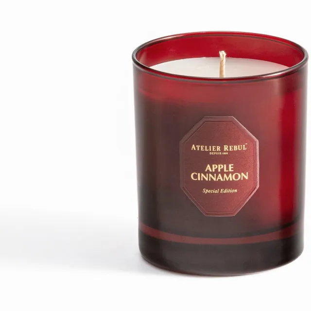 Atelier Rebul Apple Cinnamon - Geurkaars (210g) - Fruitige & Kruidige Geur - Perfect voor Herfst & Winter Rood
